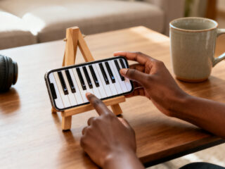 Aprender piano pelo celular: por onde começar do zero