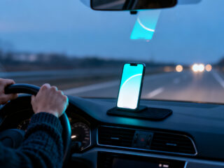 Velocímetro HUD no celular: como montar no seu carro