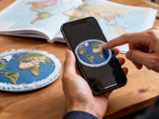 O app que deixa você girar o modelo da Terra plana