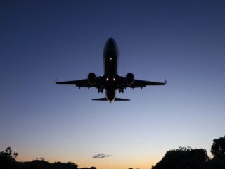 Que avião está passando agora sobre você: aponte o celular e descubra
