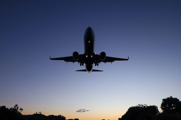 Que avião está passando agora sobre você: aponte o celular e descubra